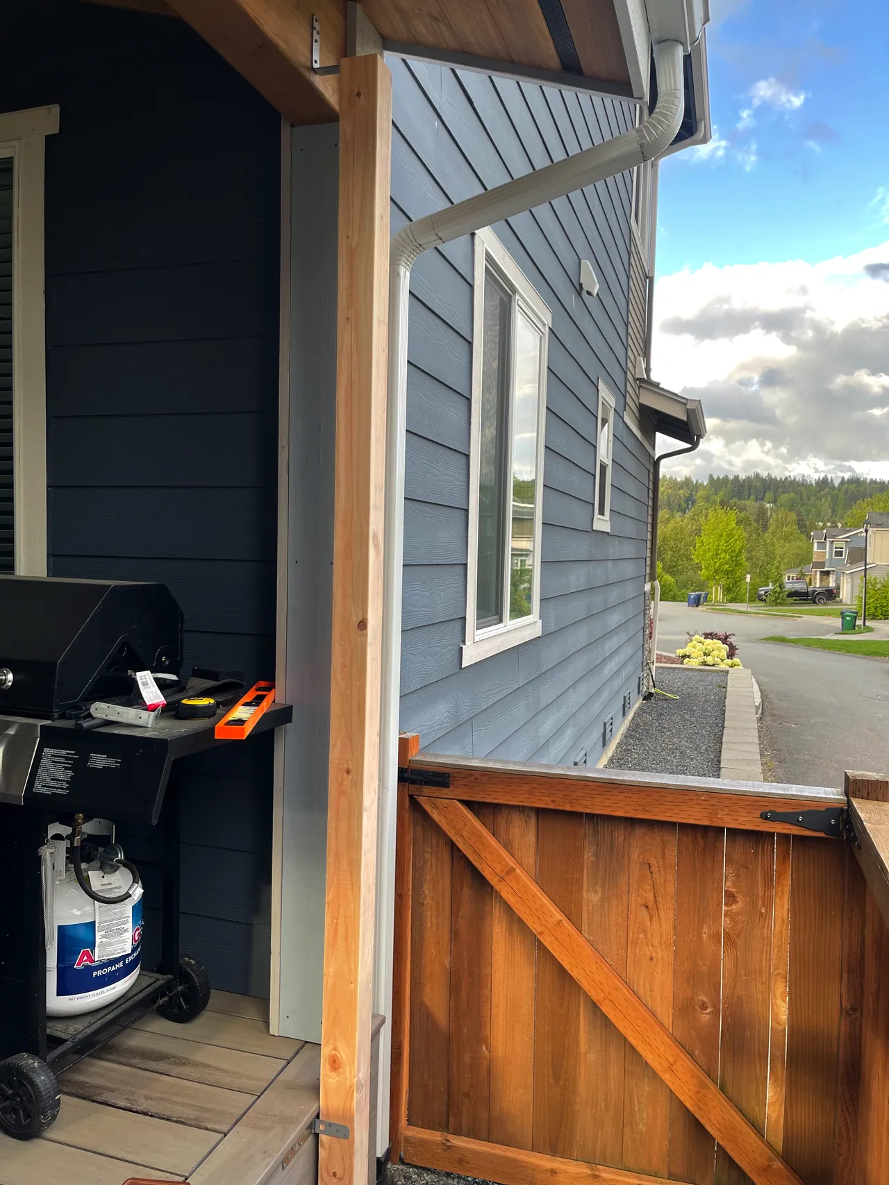 Post attached on both ends